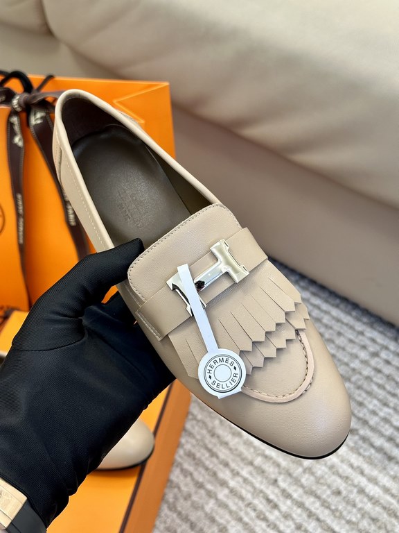 High quality ex-factoryHermes Louboutin ShoesHERME.S   Hermes   Classic Roval Tasseled Louboutin ShoesCream color with tassels.Hermes' newest SpringSummer 23 collection is only the fringe collection that looks the best!B