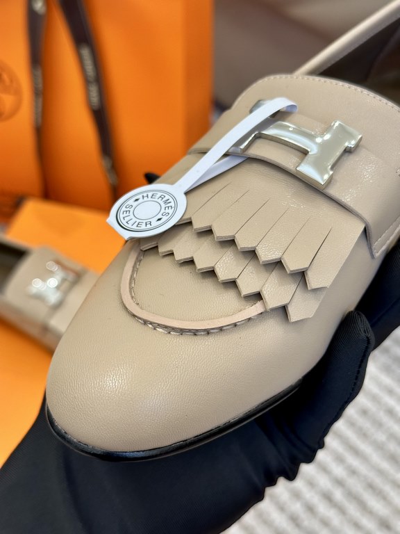 High quality ex-factoryHermes Louboutin ShoesHERME.S   Hermes   Classic Roval Tasseled Louboutin ShoesCream color with tassels.Hermes' newest SpringSummer 23 collection is only the fringe collection that looks the best!B