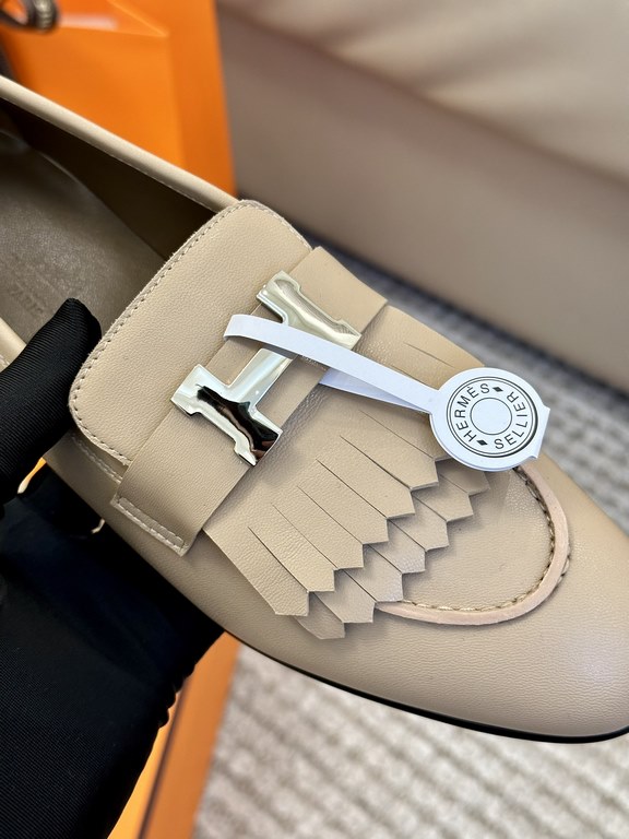 High quality ex-factoryHermes Louboutin ShoesHERME.S   Hermes   Classic Roval Tasseled Louboutin ShoesCream color with tassels.Hermes' newest SpringSummer 23 collection is only the fringe collection that looks the best!B