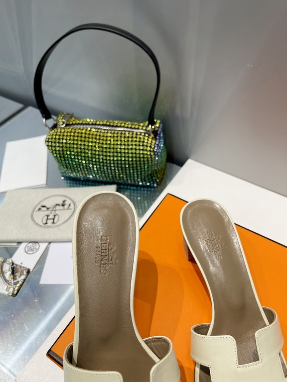 HERMES Hermes 2022 H Home New color update Classic works Multi-color choice let you love enough. Classic work Universal slippers, is the goddess are like on me oh! Really versatile, with pants or skirt are OK.Upper mater