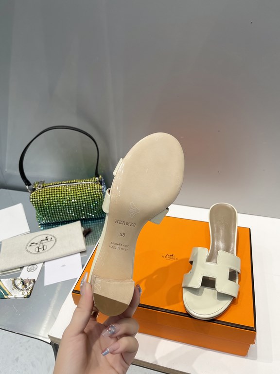 HERMES Hermes 2022 H Home New color update Classic works Multi-color choice let you love enough. Classic work Universal slippers, is the goddess are like on me oh! Really versatile, with pants or skirt are OK.Upper mater