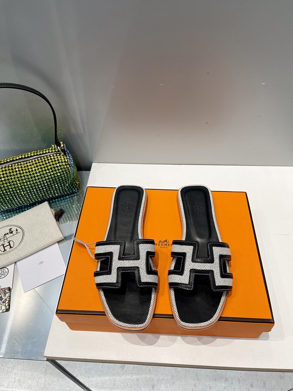 HERMES Hermes 2022 H Home New color update Classic works Multi-color choice let you love enough. Classic work Universal slippers, is the goddess are like on me oh! Really versatile, with pants or skirt are OK.Upper mater