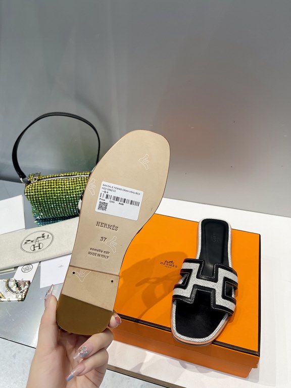 HERMES Hermes 2022 H Home New color update Classic works Multi-color choice let you love enough. Classic work Universal slippers, is the goddess are like on me oh! Really versatile, with pants or skirt are OK.Upper mater