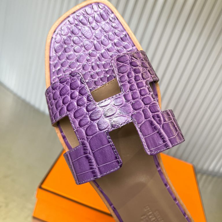 Crocodile pattern new color, two-color effect, new revision (Hermès) Packaging upgrade, version of the workmanship material upgrade.Hermes  market highest version of pure handmade shoes   Top Product Hermes Slippers  ---