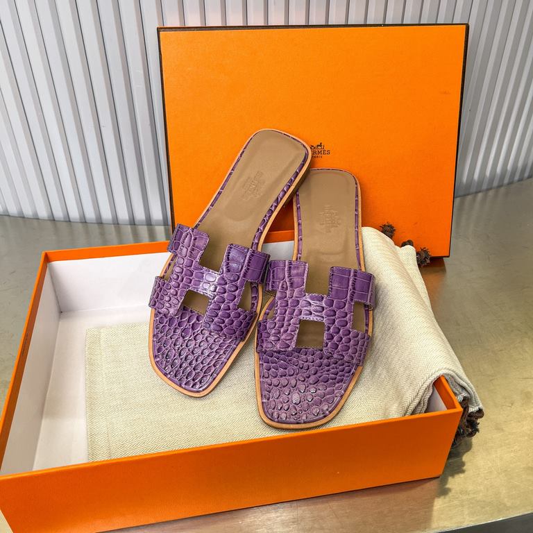 Crocodile pattern new color, two-color effect, new revision (Hermès) Packaging upgrade, version of the workmanship material upgrade.Hermes  market highest version of pure handmade shoes   Top Product Hermes Slippers  ---