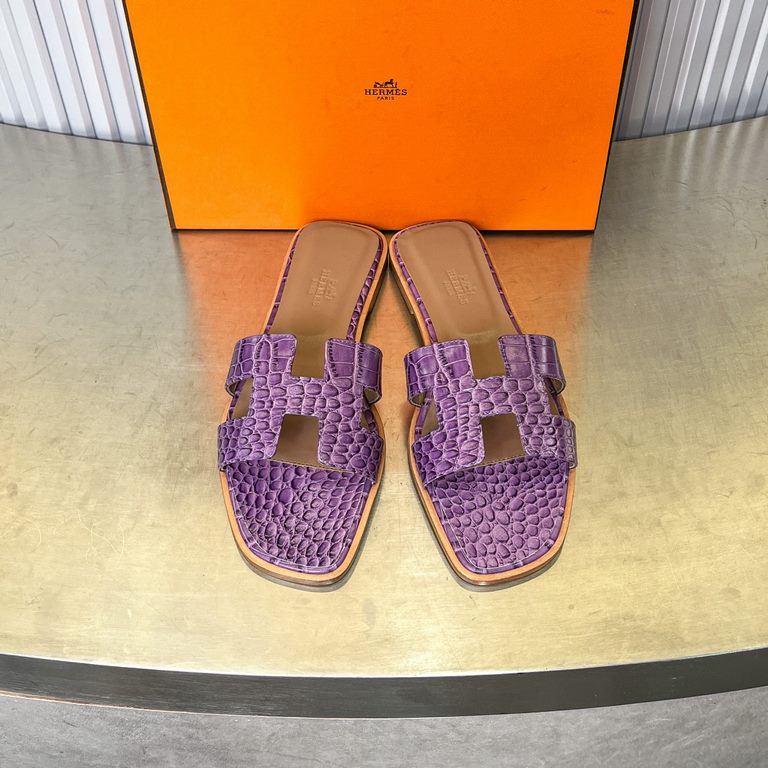 Crocodile pattern new color, two-color effect, new revision (Hermès) Packaging upgrade, version of the workmanship material upgrade.Hermes  market highest version of pure handmade shoes   Top Product Hermes Slippers  ---