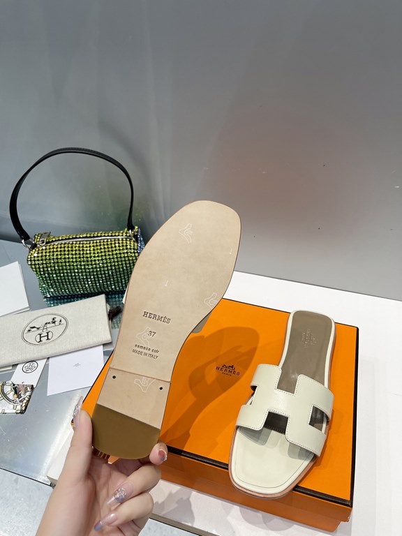 HERMES Hermes 2022 H Home New color update Classic works Multi-color choice let you love enough. Classic work Universal slippers, is the goddess are like on me oh! Really versatile, with pants or skirt are OK.Upper mater