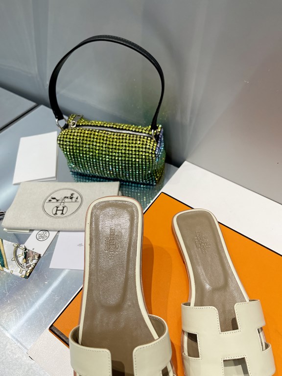 HERMES Hermes 2022 H Home New color update Classic works Multi-color choice let you love enough. Classic work Universal slippers, is the goddess are like on me oh! Really versatile, with pants or skirt are OK.Upper mater