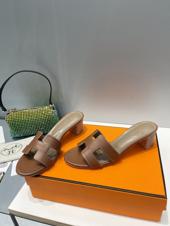 HERME Hermes 2022 H Home New color update Classic works Multi-color choice let you love enough. Classic work Universal slippers, is the goddess are like on me oh! Really versatile, with pants or skirts are OK.Upper mater