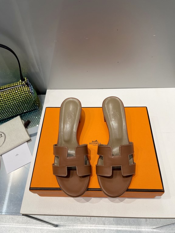 HERME Hermes 2022 H Home New color update Classic works Multi-color choice let you love enough. Classic work Universal slippers, is the goddess are like on me oh! Really versatile, with pants or skirts are OK.Upper mater