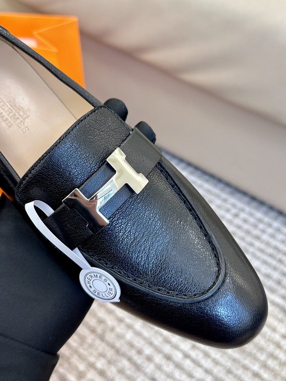 High quality ex-factoryHERMRS Hermes   Classic Louboutin ShoesHERME.S Hermes  Classic Loafers New!Black classic, oatmeal color with enamel buckle.Milk tea color is soft and versatileHermès' SpringSummer 23 Most H Button 