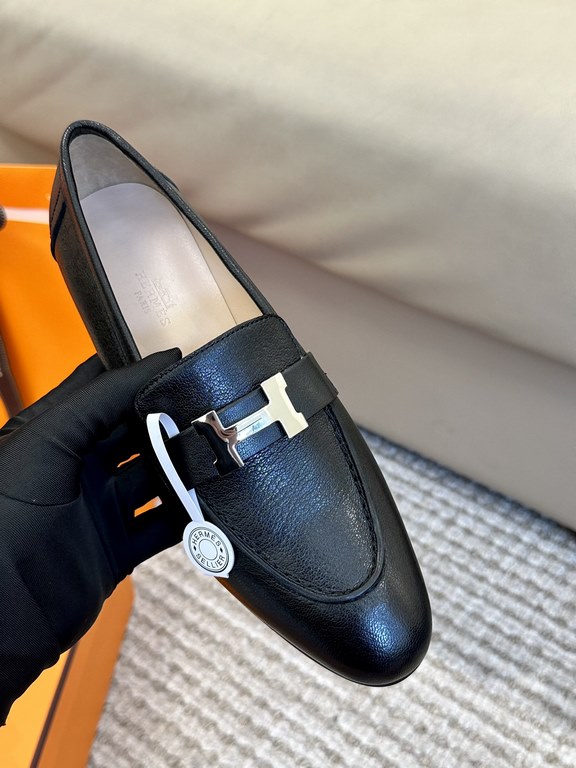 High quality ex-factoryHERMRS Hermes   Classic Louboutin ShoesHERME.S Hermes  Classic Loafers New!Black classic, oatmeal color with enamel buckle.Milk tea color is soft and versatileHermès' SpringSummer 23 Most H Button 