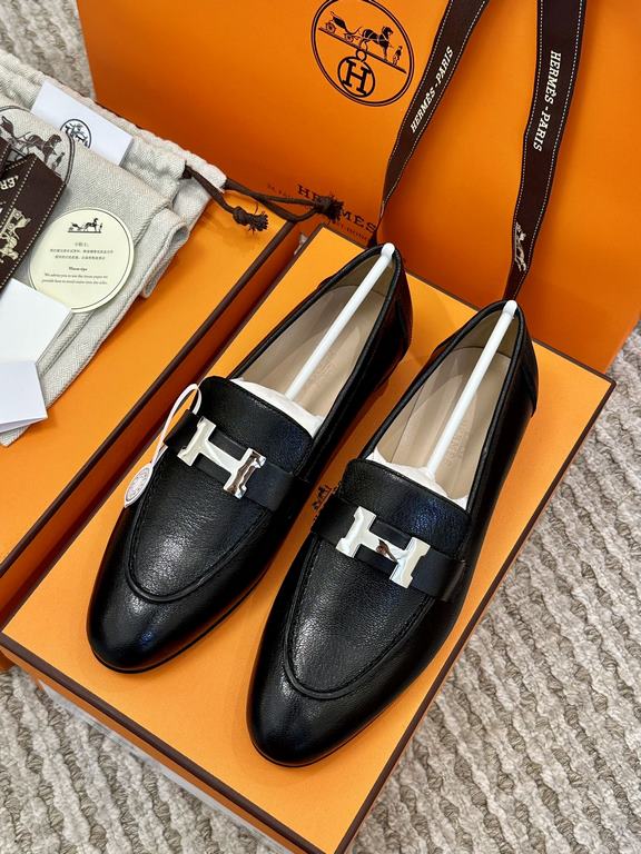 High quality ex-factoryHERMRS Hermes   Classic Louboutin ShoesHERME.S Hermes  Classic Loafers New!Black classic, oatmeal color with enamel buckle.Milk tea color is soft and versatileHermès' SpringSummer 23 Most H Button 