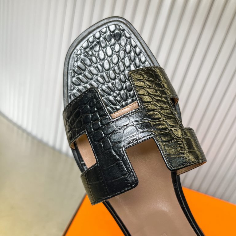 Crocodile pattern new color, two-color effect, new revision (Hermès) Packaging upgrade, version of the workmanship material upgrade.Hermes  market highest version of pure handmade shoes   Top Product Hermes Slippers  ---