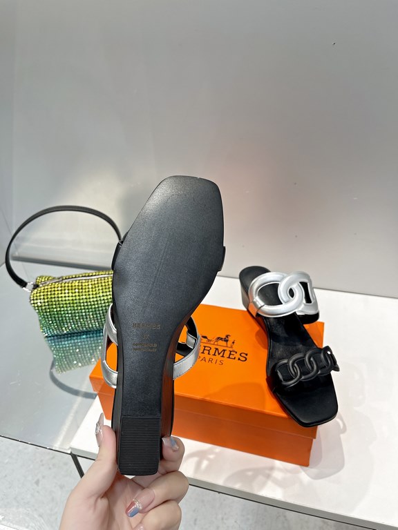 Hermes Hermes 2023 Official website synchronized spring and summer new style, slant heel sandalCowhide fabric, sheepskin footbed. Sheepskin lining. A lightweight summer sandal with a classic shape transformed into a leat