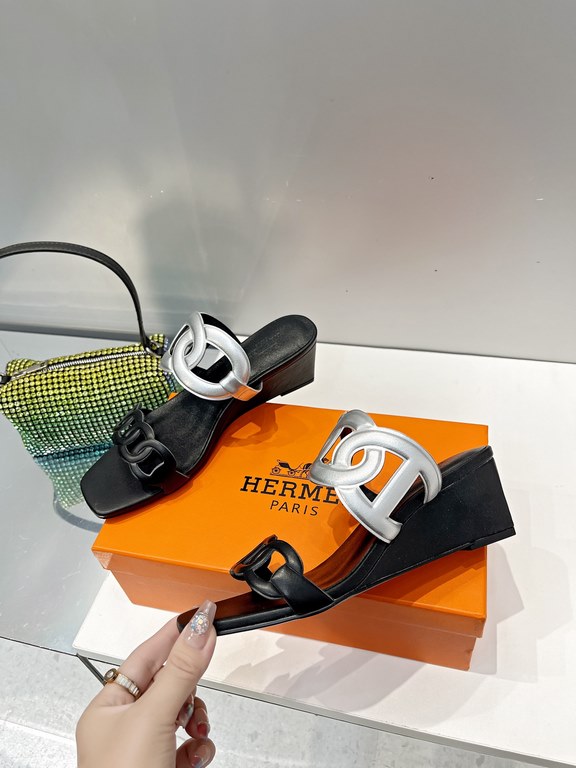 Hermes Hermes 2023 Official website synchronized spring and summer new style, slant heel sandalCowhide fabric, sheepskin footbed. Sheepskin lining. A lightweight summer sandal with a classic shape transformed into a leat