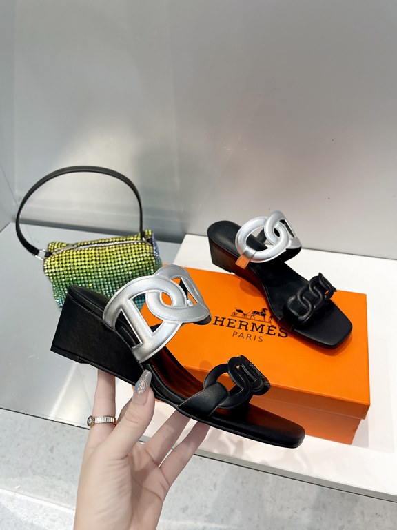 Hermes Hermes 2023 Official website synchronized spring and summer new style, slant heel sandalCowhide fabric, sheepskin footbed. Sheepskin lining. A lightweight summer sandal with a classic shape transformed into a leat