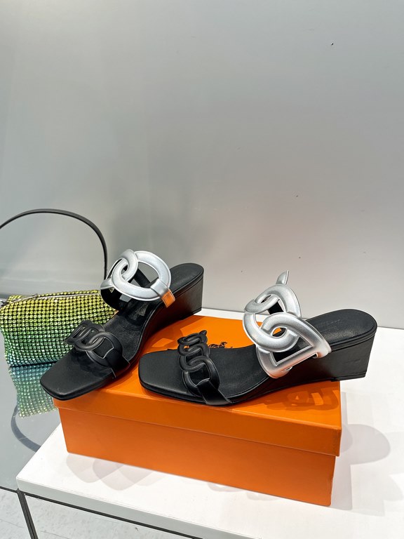 Hermes Hermes 2023 Official website synchronized spring and summer new style, slant heel sandalCowhide fabric, sheepskin footbed. Sheepskin lining. A lightweight summer sandal with a classic shape transformed into a leat