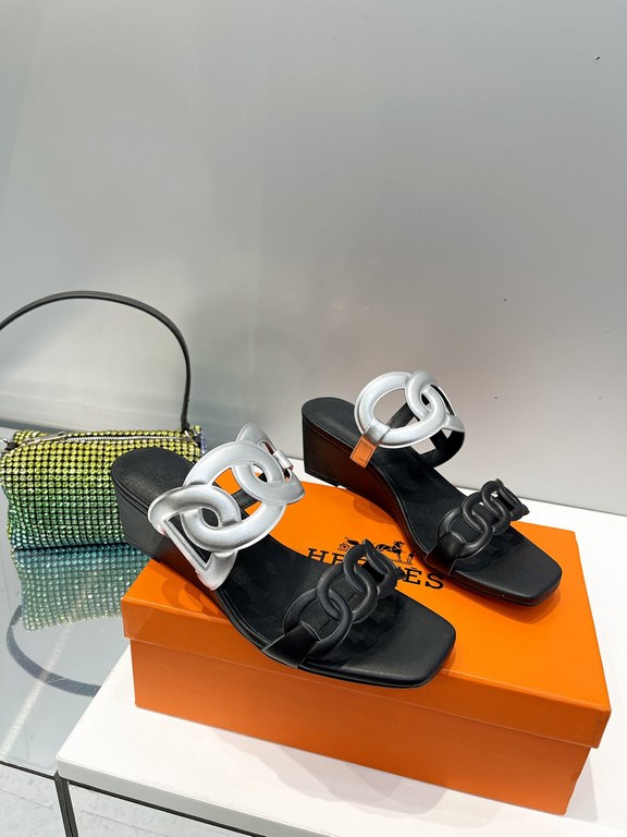 Hermes Hermes 2023 Official website synchronized spring and summer new style, slant heel sandalCowhide fabric, sheepskin footbed. Sheepskin lining. A lightweight summer sandal with a classic shape transformed into a leat