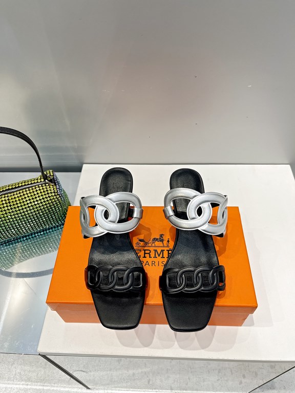 Hermes Hermes 2023 Official website synchronized spring and summer new style, slant heel sandalCowhide fabric, sheepskin footbed. Sheepskin lining. A lightweight summer sandal with a classic shape transformed into a leat