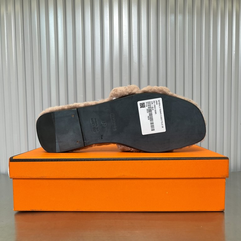 New color, lambswool. Newly revamped (Hermès) Packaging upgraded, version of the workmanship materials upgraded.Hermes  market highest version pure handmade shoes   Top Product Hermes Slippers  ----------Early fall new m