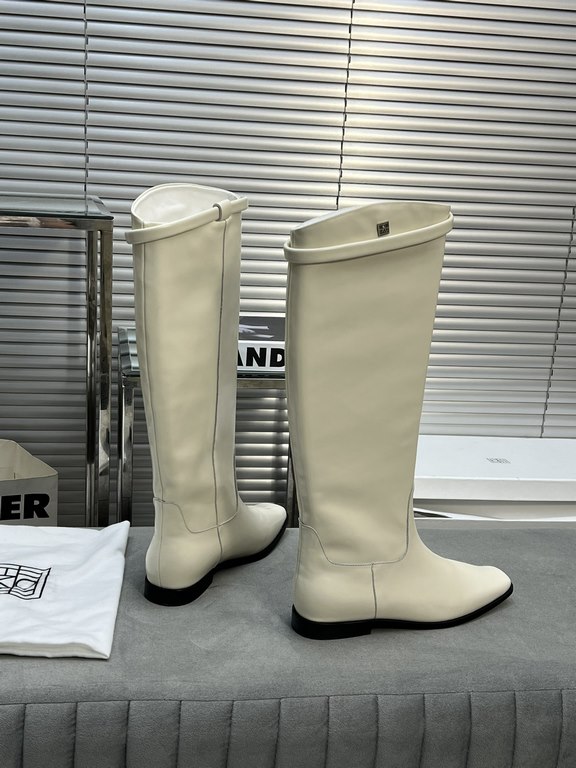 Factory priceThis year a very hot niche brand boots, Toteme tall boots square head riding boots long women's boots!Toteme these boots should be Hermes flat replacement New York blogger's ultra-modern classic fall and win