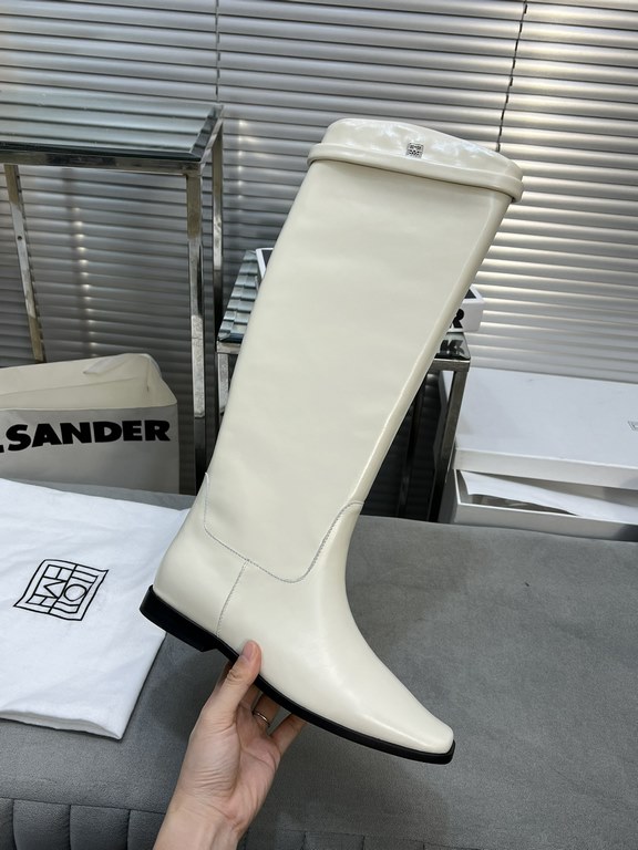 Factory priceThis year a very hot niche brand boots, Toteme tall boots square head riding boots long women's boots!Toteme these boots should be Hermes flat replacement New York blogger's ultra-modern classic fall and win