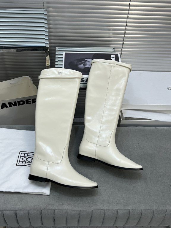 Factory priceThis year a very hot niche brand boots, Toteme tall boots square head riding boots long women's boots!Toteme these boots should be Hermes flat replacement New York blogger's ultra-modern classic fall and win