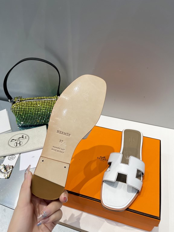 HERMES Hermes 2022 H Home New color update Classic works Multi-color choice let you love enough. Classic work Universal slippers, is the goddess are like on me oh! Really versatile, with pants or skirt are OK.Upper mater