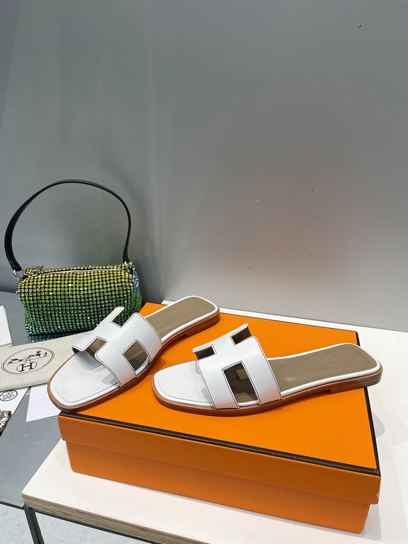 HERMES Hermes 2022 H Home New color update Classic works Multi-color choice let you love enough. Classic work Universal slippers, is the goddess are like on me oh! Really versatile, with pants or skirt are OK.Upper mater