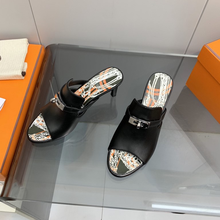 The actual Hermes shoes are made by hand, and they've been handmade to order for a long time.Hermes Hermes new mid-heeled sandals authentic open mold custom hand-sewn craft enamel technology on the heavy development of a