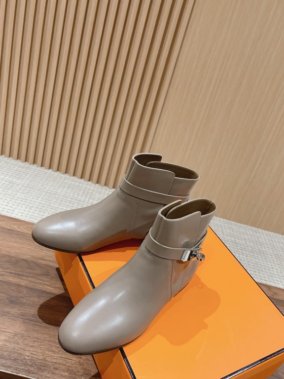 [Top]        Taking a classic to the extreme!Neo Double Loop Ankle Strap Ankle Boots KeLLY Buckle Boots. ... detail below№1注__ The uppers are made of channel leather, each piece of leather has a clearance code, the leath