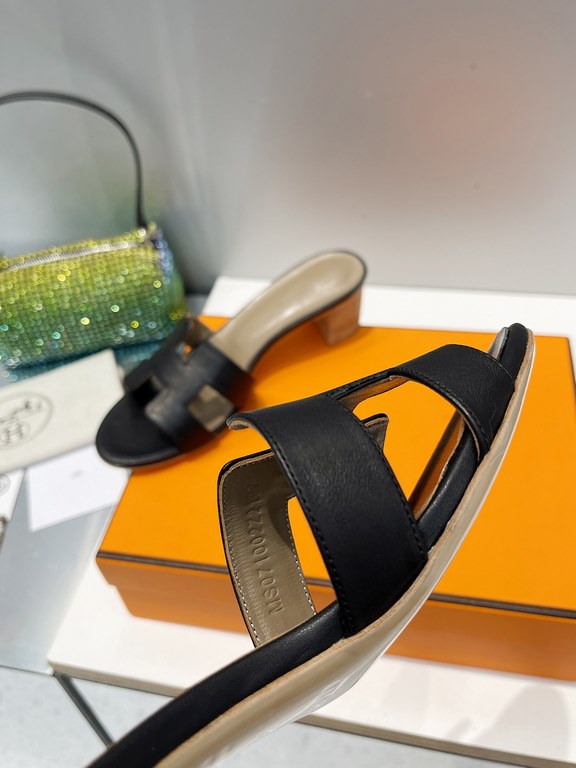 HERMES Hermes 2022 H Home New color update Classic works Multi-color choice let you love enough. Classic work Universal slippers, is the goddess are like on me oh! Really versatile, with pants or skirt are OK.Upper mater