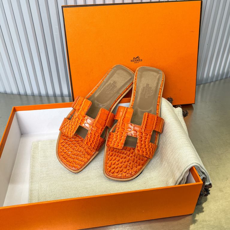 Crocodile pattern new color, two-color effect, new revision (Hermès) Packaging upgrade, version of the workmanship material upgrade.Hermes  market highest version of pure handmade shoes   Top Product Hermes Slippers  ---