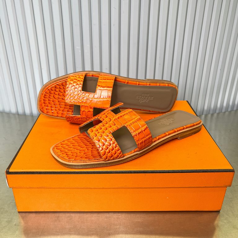 Crocodile pattern new color, two-color effect, new revision (Hermès) Packaging upgrade, version of the workmanship material upgrade.Hermes  market highest version of pure handmade shoes   Top Product Hermes Slippers  ---