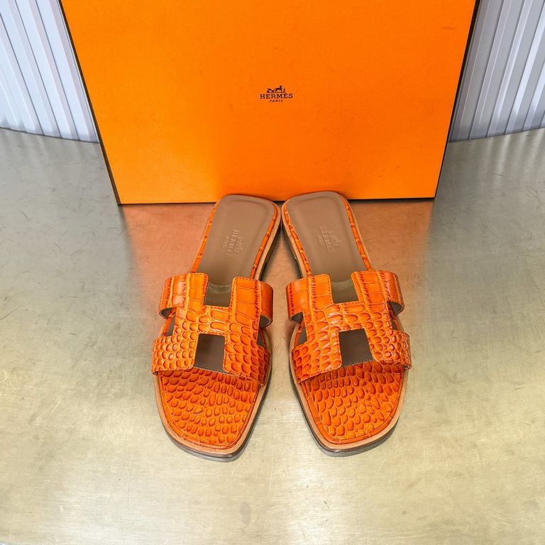 Crocodile pattern new color, two-color effect, new revision (Hermès) Packaging upgrade, version of the workmanship material upgrade.Hermes  market highest version of pure handmade shoes   Top Product Hermes Slippers  ---