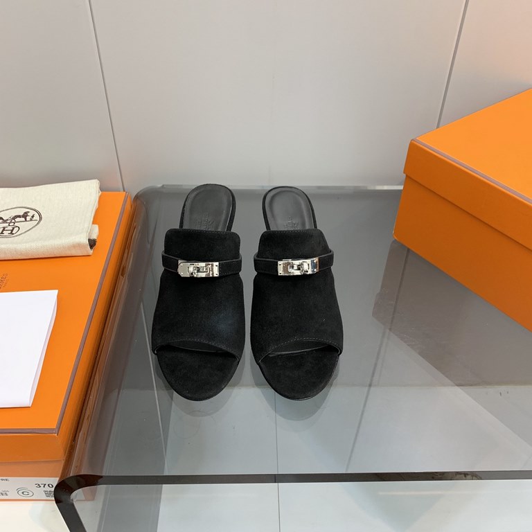 The actual Hermes shoes are made by hand, and they've been handmade to order for a long time.Hermes Hermes new mid-heeled sandals authentic open mold custom hand-sewn craft enamel technology on the heavy development of a