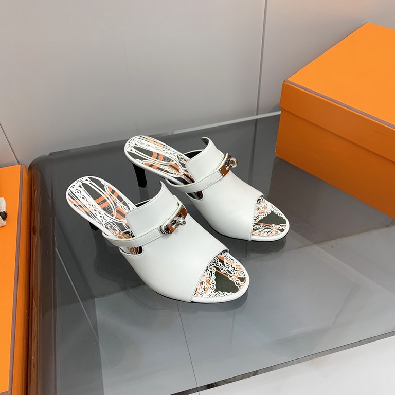 The actual Hermes shoes are made by hand, and they've been handmade to order for a long time.Hermes Hermes new mid-heeled sandals authentic open mold custom hand-sewn craft enamel technology on the heavy development of a