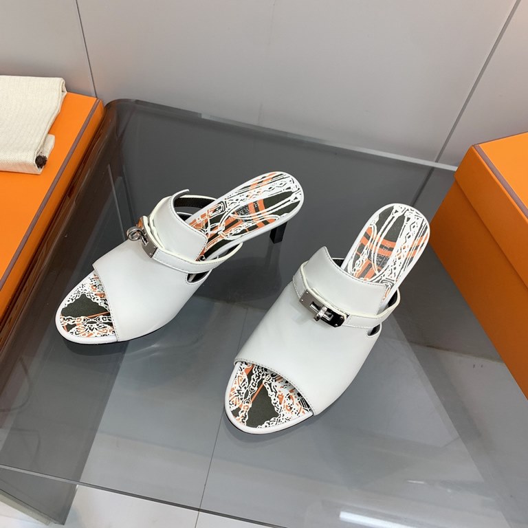 The actual Hermes shoes are made by hand, and they've been handmade to order for a long time.Hermes Hermes new mid-heeled sandals authentic open mold custom hand-sewn craft enamel technology on the heavy development of a