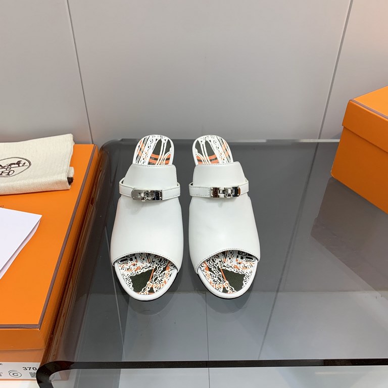 The actual Hermes shoes are made by hand, and they've been handmade to order for a long time.Hermes Hermes new mid-heeled sandals authentic open mold custom hand-sewn craft enamel technology on the heavy development of a