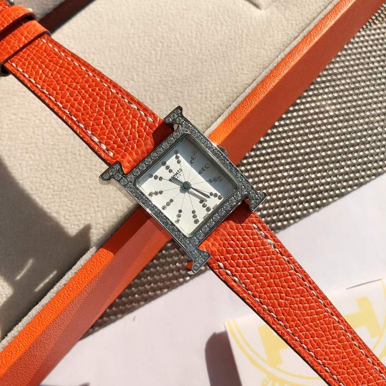 Wholesale box Support Hong Kong, U.S. direct mailHermès Early Spring 2022  Latest colorway Small stainless steel case measuring 21 x 21 mm Diamond-set sandblasted black PVD-coated dial set with 36 diamonds Quartz movemen