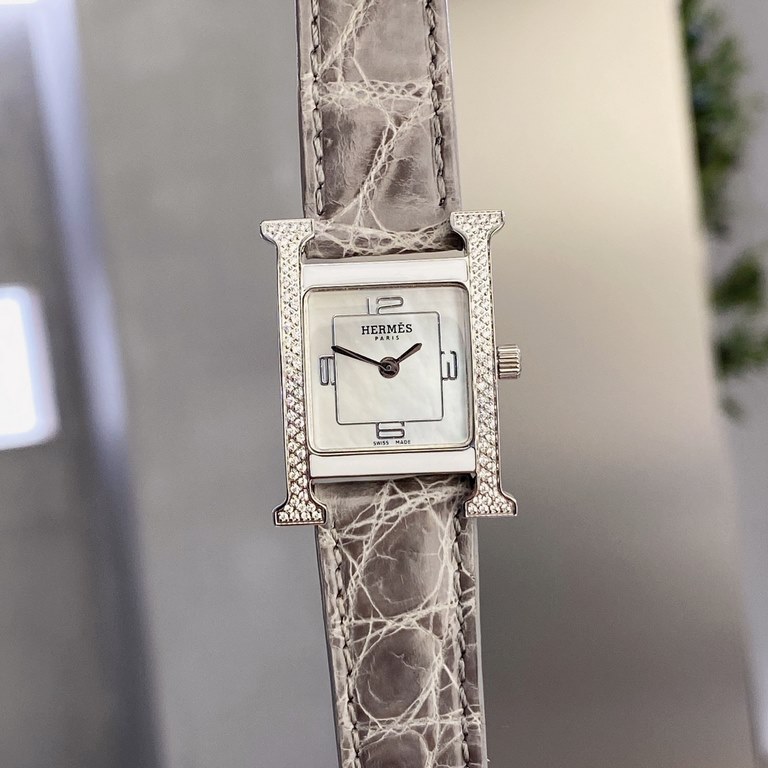 Alligator LeatherHermès HEURE H series, the most classic H case, white natural mother-of-pearl face, hand-polished from the square dial of the watch is really no resistance at all. 316 stainless steel case polished H sha