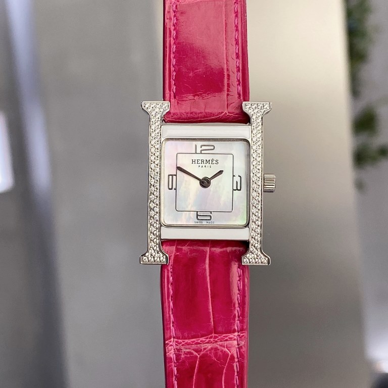 Alligator LeatherHermès HEURE H series, the most classic H case, white natural mother-of-pearl face, hand-polished from the square dial of the watch is really no resistance at all. 316 stainless steel case polished H sha