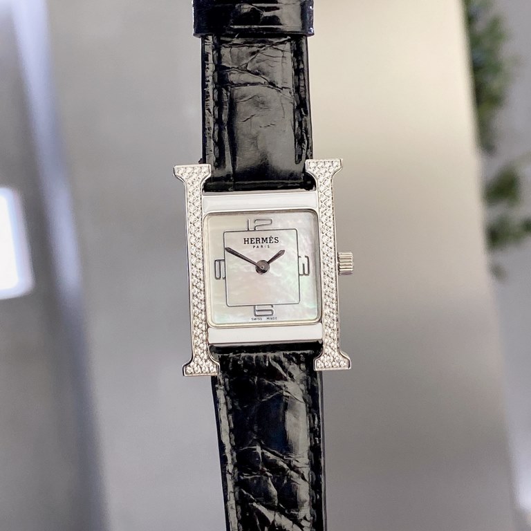 Alligator LeatherHermès HEURE H series, the most classic H case, white natural mother-of-pearl face, hand-polished from the square dial of the watch is really no resistance at all. 316 stainless steel case polished H sha