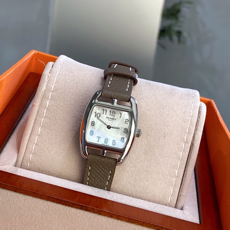 Hermes Hermes Heure H Collection. Eye-catching tonneau case design, not only echoing the brand, but also unique, with a strong sense of modeling; 316 stainless steel, dial with Arabic numerals for scales, imported quartz