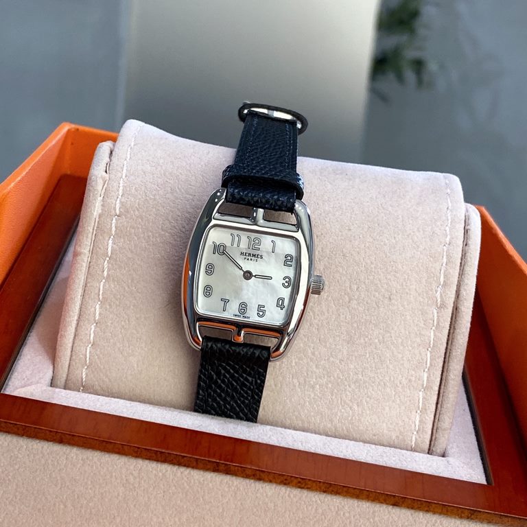 Hermes Hermes Heure H Collection. Eye-catching tonneau case design, not only echoing the brand, but also unique, with a strong sense of modeling; 316 stainless steel, dial with Arabic numerals for scales, imported quartz