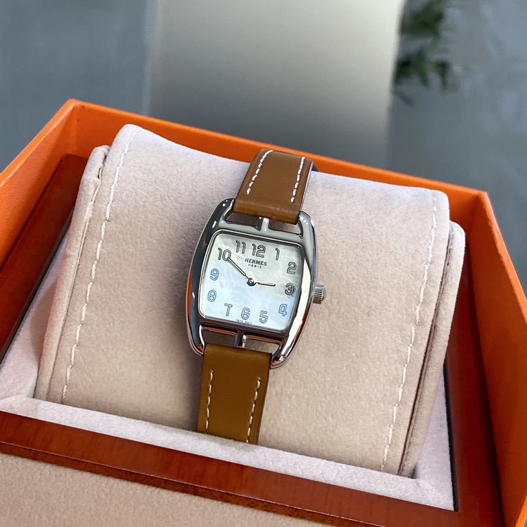 Hermes Hermes Heure H Collection. Eye-catching tonneau case design, not only echoing the brand, but also unique, with a strong sense of modeling; 316 stainless steel, dial with Arabic numerals for scales, imported quartz