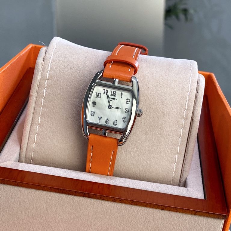 Hermes Hermes Heure H Collection. Eye-catching tonneau case design, not only echoing the brand, but also unique, with a strong sense of modeling; 316 stainless steel, dial with Arabic numerals for scales, imported quartz