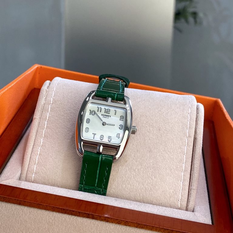 Hermes Hermes Heure H Collection. Eye-catching tonneau case design, not only echoing the brand, but also unique, with a strong sense of modeling; 316 stainless steel, dial with Arabic numerals for scales, imported quartz