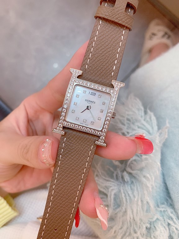 Hermès Early Spring 2022  Latest ColorwaySmall stainless steel case measuring 21 x 21 mm Diamond-set sandblasted black PVD-coated dial set with 36 diamondsQuartz movement, Swiss madeFunctions hour and minute indicationWa